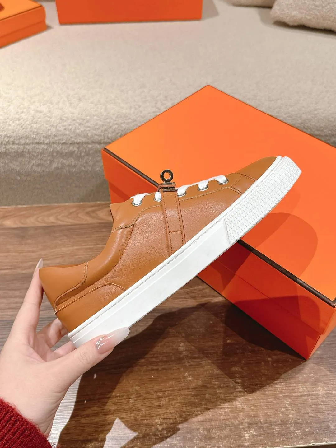 👟👟Ex-factory price 600👟👟Hermes top version couple model Epsom calfskin and calfskin loafer style lace-up sneakers, with functional rose gold-plated Kelly shoe buckles. Create a stylish urban look. Fabric: Specific cowhide/canvas material Lining: Sheepskin lining Outsole: Original molded TPU outsole Size: 35-45